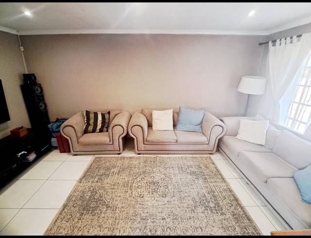 4 BEDROOM HOUSE FOR SALE IN HEUWELOORD